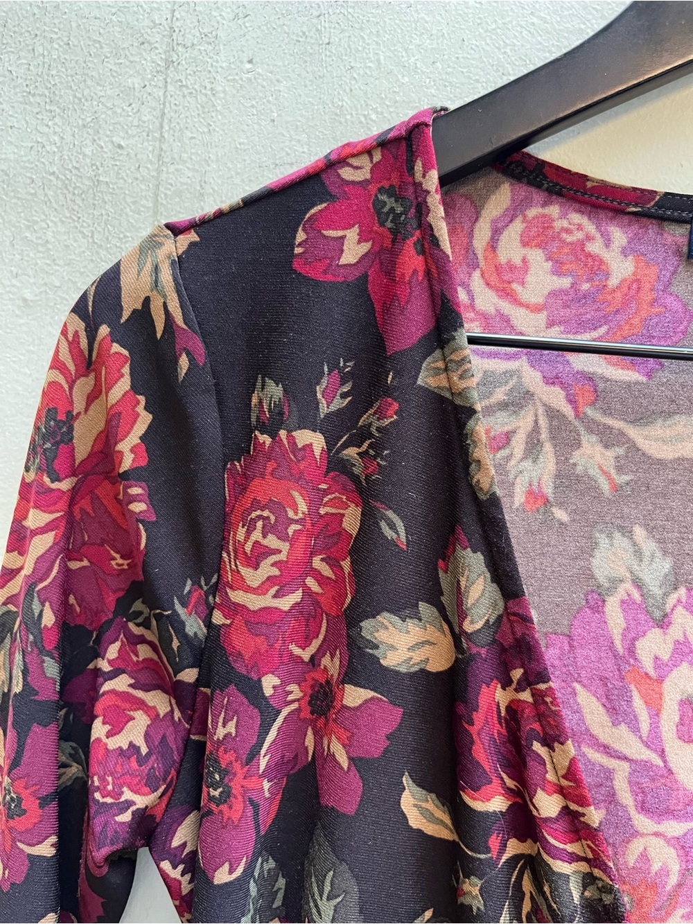 Chaps vintage Floral Surplice Top - Wine Floral size medium - Picture 9 of 10